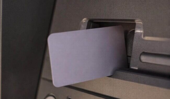 Instrukcje dotyczące wkładania karty do bankomatu